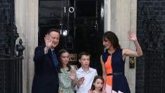 Cameron, junto a su familia, a las puertas de Downing Street