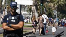 Un policía vigila en paseo de los Ingleses de Niza, el lugar de la tragedia