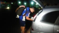 Pablo Alcolea, en la oscuridad de la noche, carga su equipaje en el coche en el que abandonó la concentración.