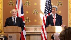 Boris Johnson y John Kerry este martes.
