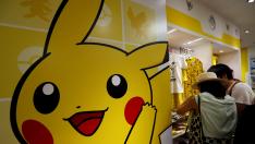 Compradores en una tienda de Nintendo en Tokio