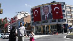 Una imagen del presidente Erdogan entre dos banderas de Turquía