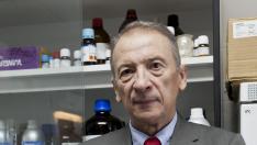 El químico aragonés Luis Oro, en la Facultad de Ciencias.