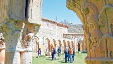 Turistas en los arcos de San Juan de Duero de Soria, el pasado mes de junio