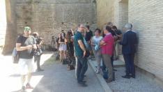 Expectación a las puertas del Monasterio de Sijena
