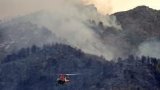 Medios aéreos intenta evitar que las llamas lleguen a la Sierra Espadán.