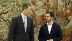 Felipe VI, con Alberto Garzón, en la primera ronda de contactos con los partidos.