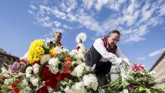 La entrega de flores en 2015, cuando la Virgen lució el manto blanco. Este año volverá a ser rojo.