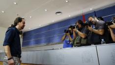 Pablo Iglesias posa ante los fotógrafos tras su reunión con el Rey