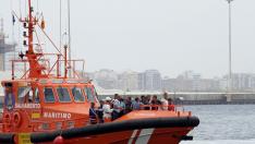Llegada de inmigrantes rescatados en una patera en Algeciras