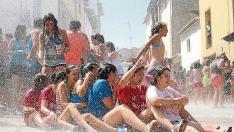 Los jóvenes disfrutaron en la mojadina que abrió las fiestas de Samper de Calanda.