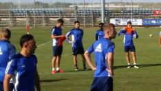 El rubio Alex Barrera, en primer término, durante el entrenamiento de este viernes. Al fondo, Lanzarote junto a Erik Morán.