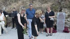 La hermana de Marina Okarynska y la madre de Laura del Hoyo depositan flores sobre el memorial en su recuerdo.