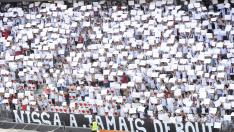 El estadio del Niza se cubre de blanco en homenaje a las víctimas del ataque