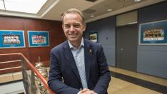 Christian Lapetra, presidente del Real Zaragoza, sonriente en las oficinas del club.