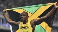 Bolt celebra su victoria en 200 metros.