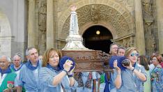 Los peñistas se fueron turnando para portar a hombros la reliquia desde la catedral.