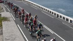 El pelotón en la en la decimotercera etapa de la Vuelta en San Sebastián