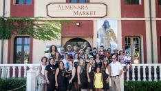 La mayoría de los expositores, posando delante de la finca momentos antes de abrir sus puertas el III Almenara Market. ?