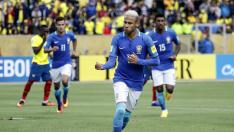 Neymar celebra su gol en el partido contra Ecuador.