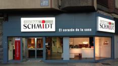 El establecimiento, iluminado.