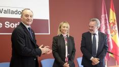 El rector de la Universidad de Valladolid, Daniel Miguel, a la izquierda, durante la toma de posesión de Ana Muñoz como  nueva decana de la Facultad de Traducción e Interpretación del Campus de Soria.