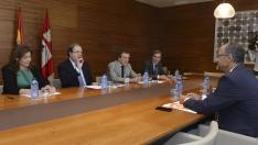 El presidente de Castilla y León, Juan Vicente Herrera (2i), y el portavoz parlamentario de Ciudadanos (C's), Luis Fuentes (2d), evalúan los acuerdos de investidura y gobernabilidad suscritos