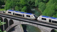 Un tren por el viaducto de Escot, entre Olorón y Bedous.
