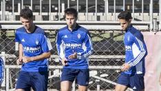 Erik Morán, a la izquierda delante de Lanzarote y Fran, durante el entrenamiento de la tarde de este lunes, previo a viajar a Tarragona.