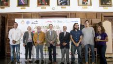 Organizadores del Mundial de Agility y el alcalde, Pedro Santisteve, este miércoles en la presentación del Mundial celebrado en el Ayuntamiento de Zaragoza