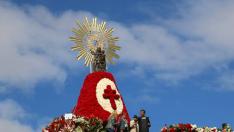 El PP pide que los zaragozanos puedan seguir accediendo al manto de la Virgen del Pilar para fotografiarse.