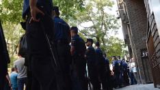 Efectivos policiales a las puertas de la sede madrileña de Ferraz