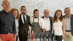 Los responsables de la bodega El Grillo y la Luna y del restaurante Cancook, con los vinos.