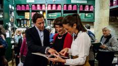 Nacho Montal, Eva Armisén y María Montal, hojeando el catálogo navideño de 2016.