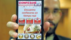 Rubén Tejedor muestra la aplicación para hallar un confesor en Soria.