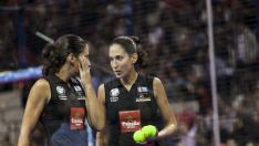Majo y Mapi Sánchez Alayeto conversan ayer, durante un instante del partido de semifinales disputado en el Príncipe Felipe.