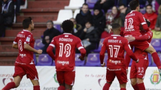 Los futbolistas del Real Zaragoza felicitan a Lanzarote, autor del 0-1 en el último partido que el equipo aragonés ganó fuera de casa, por 1-2, el curso pasado en Valladolid. Era la 34ª jornada de la liga anterior y se jugó el 16 de abril. Hace 7 meses.