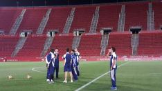 Los jugadores del Real Zaragoza, en el césped de Son Moix