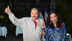 El presidente de Nicaragua, Daniel Ortega, y su esposa, Rosario Murillo, tras votar.