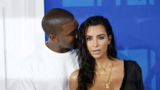 Kim Kardashian y su marido.