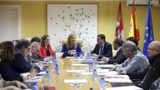 La consejera de Economía y Hacienda, Pilar del Olmo (c), preside una reunión de trabajo sobre el Plan de Dinamización de la Provincia de Soria, este viernes en Valladolid.
