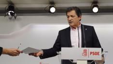 La gestora desoye la exigencia de Sánchez de convocar ya el congreso del PSOE