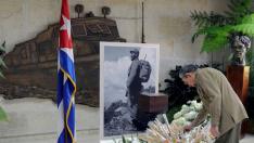 Raúl Castro rinde homenaje a su hermano fallecido, Fidel Castro.