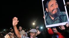Multitudes de cubanos salieron de sus casas para dar el último adiós al comandante, recibido con gritos de "¡Viva Fidel!".