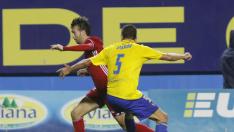 Manu Lanzarote conduce el balón ante la presencia de Garrido en la derrota del Zaragoza en Cádiz.