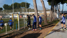 Los futbolistas del Real Zaragoza, cabizbajos y serios como hacía tiempo no sucedía, salen de la sala de proyecciones al terreno de juego en el entrenamiento de este martes.