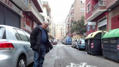 El miembro de la asociación de vecinos, Ángel Izaguerri, en la calle Díaz de Mendoza