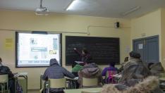 Los alumnos, totalmente abrigados, ayer durante una clase de inglés en bachillerato en el Instituto Pignatelli.