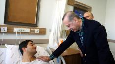 Erdogan visita a uno de los heridos en el atentado.