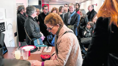 Una mujer comprueba la utilidad de la mesa adaptada en la vivienda accesible.